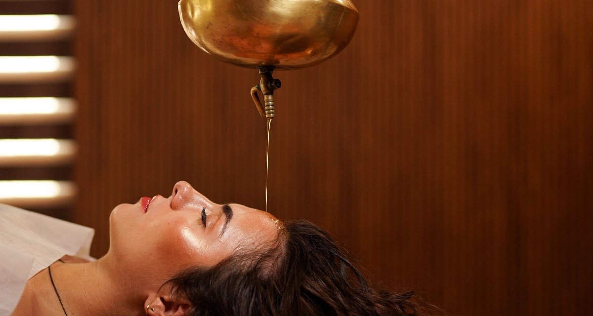 Shirodhara Ayurveda therapy during an Ayurveda retreat in Rishikesh